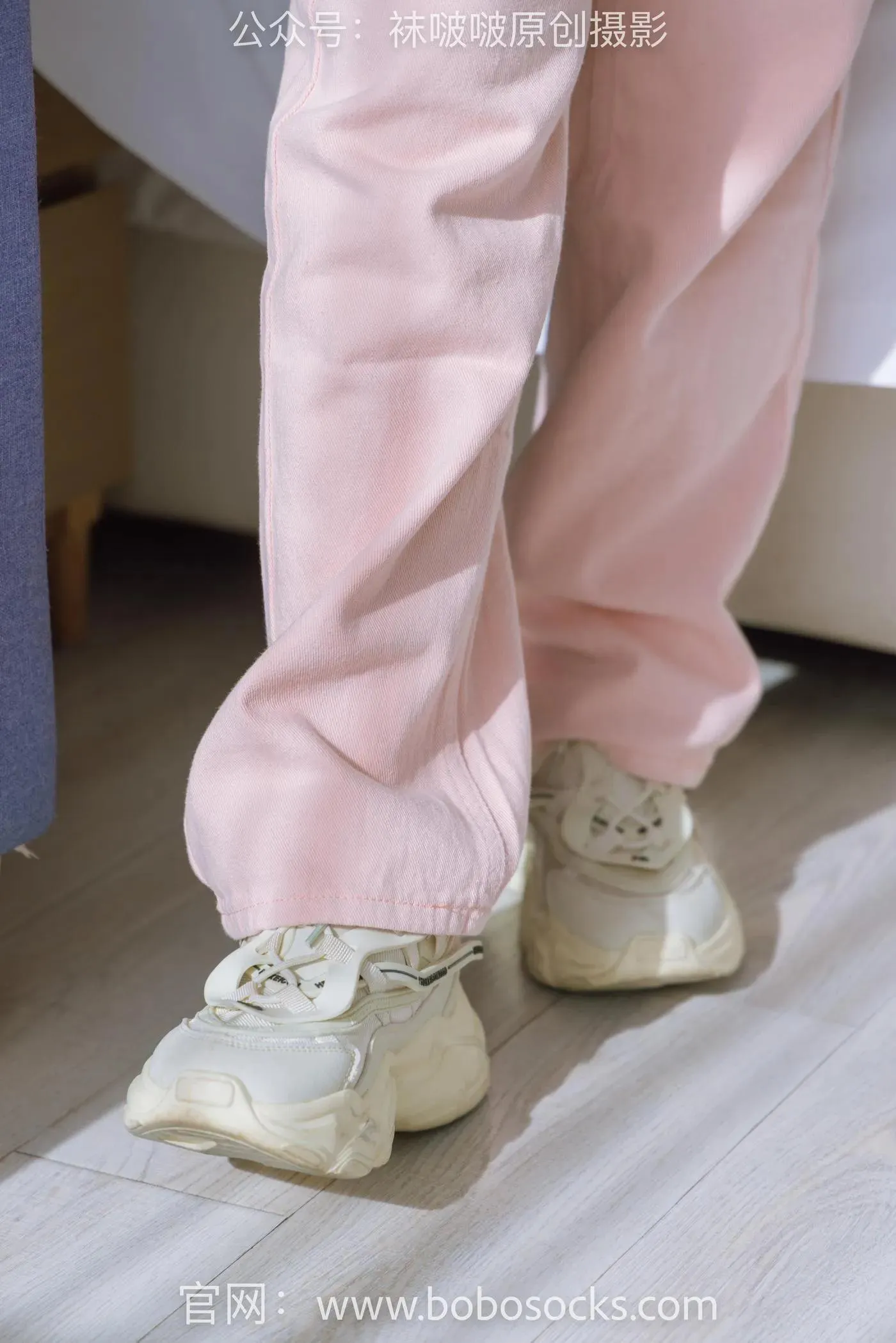 [BoBoSocks袜啵啵]NO.141 周周-运动鞋、白棉袜、裸足 [140P]插图2